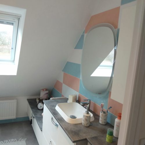 aménagement d'une salle de bain avec des carreaux de couleurs par 2B Services